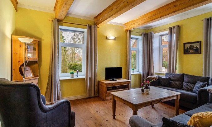 Oldersum Appartement | Apartment 'Gulfhof Oldersum Dachgeschoss' with Shared Terrace, Shared Garden and Wi-Fi