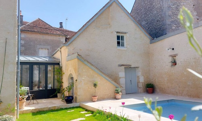 Coulanges-la-Vineuse Lit Et Petit-Déjeuner | Hébergement Indépendant Dans Maison Avec Piscine, au Coeur du Vignoble