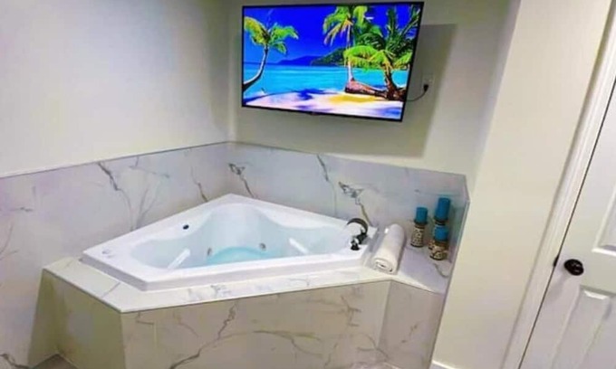 Houston Appartement | Luxury Studio-Apt w/ Jacuzzi 8 mi from IAH