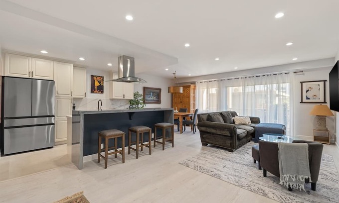 Sawtelle Copropriété | Cozy & Serene Brentwood Luxury Condo - 82 Walk Score -Pool/Spa