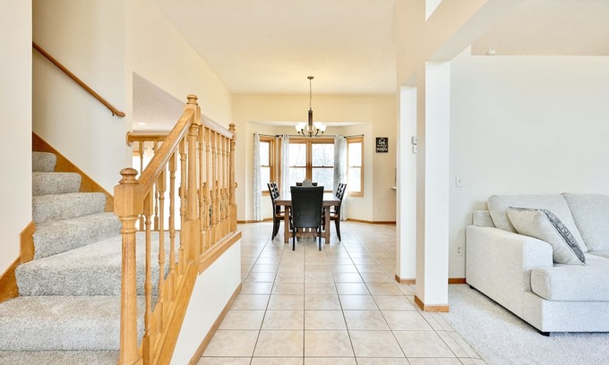 Woodbury Maison | Spacious Private Retreat Near Minneapolis & River!
