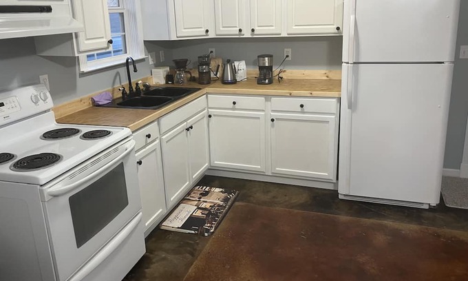 Pheba Maison | Cozy 1-bedroom house in charming West Point with AC, WiFi