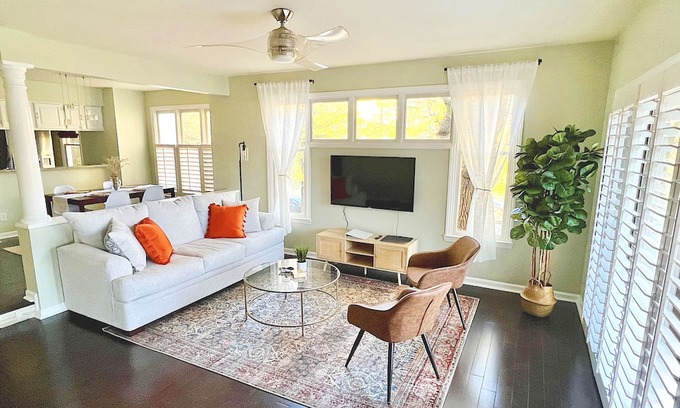 Cherry Copropriété | Elegant & Cozy 2BR Retreat in Historic Meyers Park. Swimming Pool and Terrace!