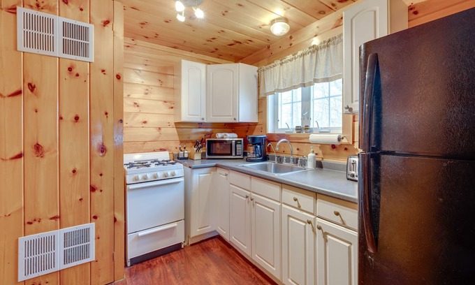 Weirs Beach Cabine | Laconia Cabin Rental < 1 Mi to Lake Winnipesaukee!