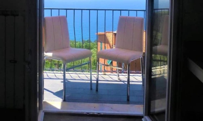 Volastra Appartement | Apartment 'Creuza' with Sea View, Wi-Fi and Air Conditioning