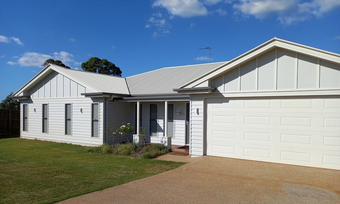 Highfields Maison | Airconditioned large family home. Sleeps 8 and pet friendly.