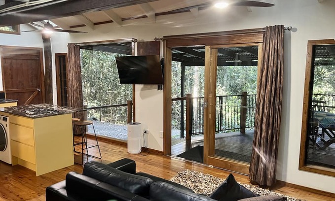 Malanda Cabine | Figtree Getaway Tree house Spa cabin king bedroom plus loft 2 bedroom