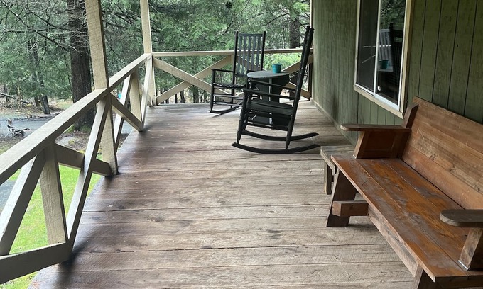 Montrose Cabine | Charming cabin with creek, fire pit. Pet friendly! Walkable to Salt Springs Prk