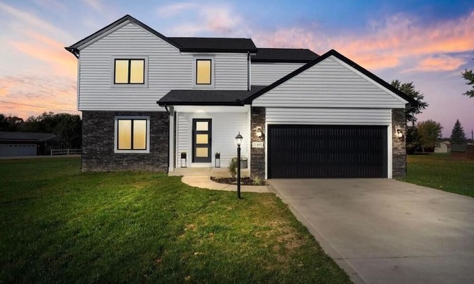 Enchanted Hills Maison | Like new 4 bedroom 2.5 bath home with boat slip on Lake Wawasee, IN. Sleeps 11+