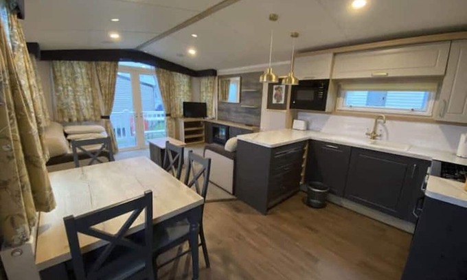 Isle of Grain Maison | Thameside 6 Sleeper