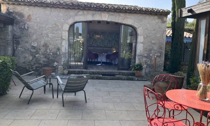 Eygalieres Maison | Cosy retreat in Eygalieres with artist studio. Walking distance to the village