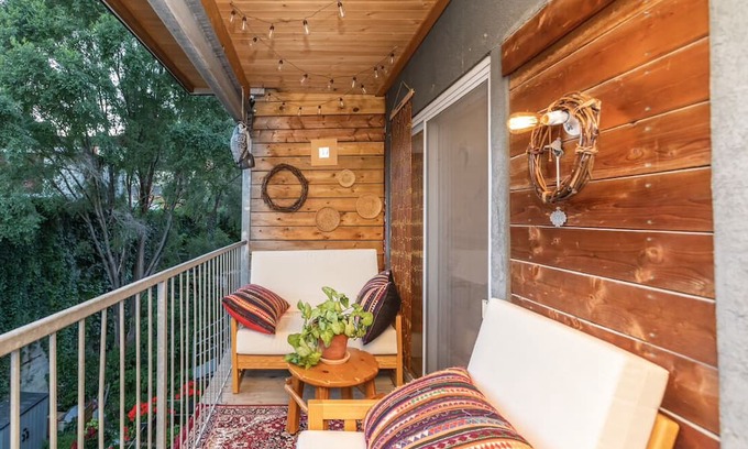 Sainte-Marie Appartement | Amazing Boho Apartment in Heart of Montreal