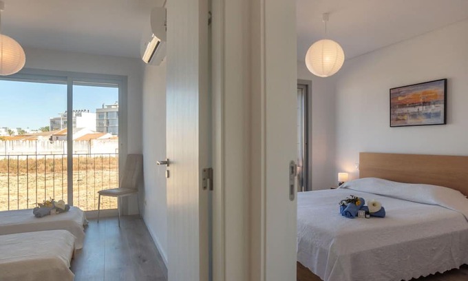 Palhais Appartement | Beautiful apartment for 4 people with WIFI, A/C, TV and balcony