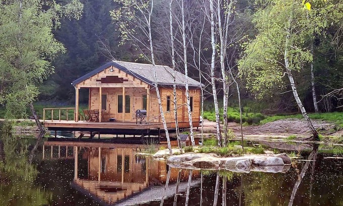 Saint-Martin-du-Puy Chalet De Ski | Lacustre, Cabane Pilotis sur L'eau un Hébergement Insolite au lac de Chaumeçon