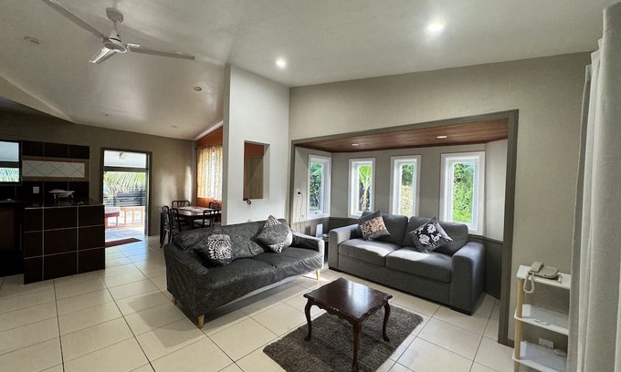 Arorangi Maison | Evangeline's Home 3 minutes walk to the Mini Golf