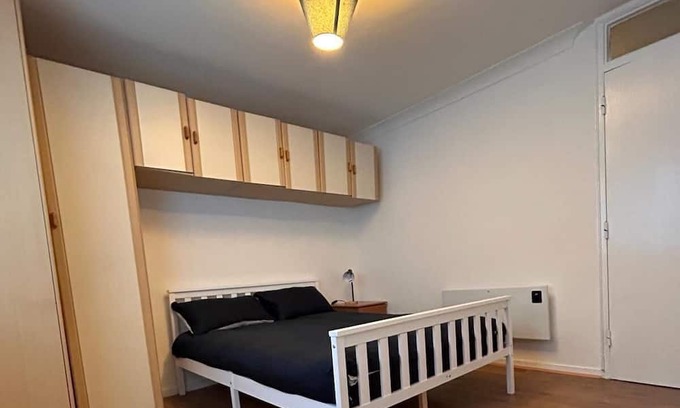 Whalebone Appartement | Specious 1 Bed flat in east London with Parking and free wifi