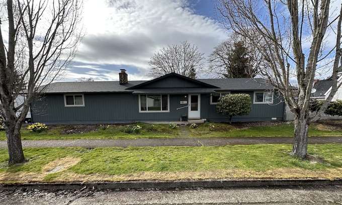 Lebanon Maison | Cute, clean room,shared space and a huge yard,1mi to hospital and m.college