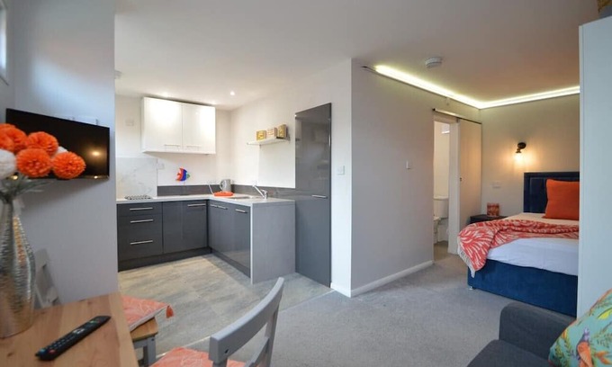 Claypole Appartement | Studio Open plan double studio Suitable for 1 or 2 adults.