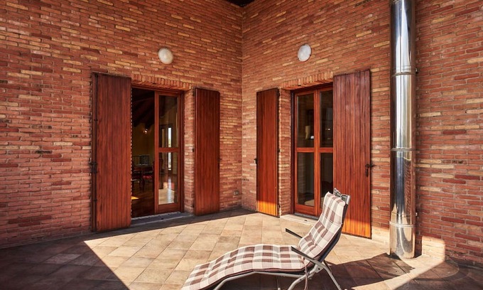 Corsico Villa | Wonderful private villa for 8 people with hot tub, WIFI, A/C, TV, patio, pets allowed and parking