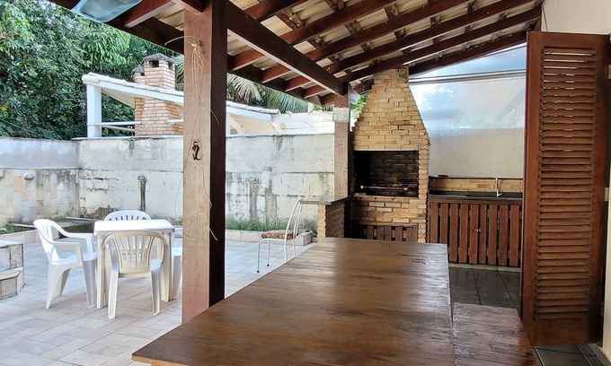 Bairro da Enseada Maison | Casa na Praia 3 Quartos, Espaço Seguro Para Pets , Piscina e Salão de Jogos