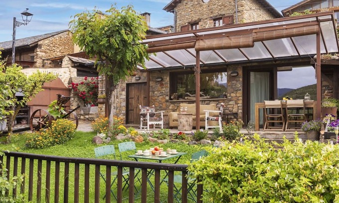 Olopte Maison | Beautiful private villa for 2 guests with TV and patio