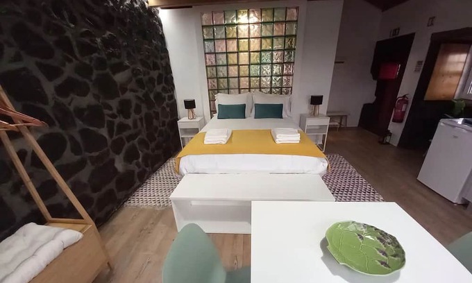 Angra do Heroismo Appartement | Studio Apartment 'Casa Do Poço - Casinha' with Mountain View, Shared Terrace and Wi-Fi