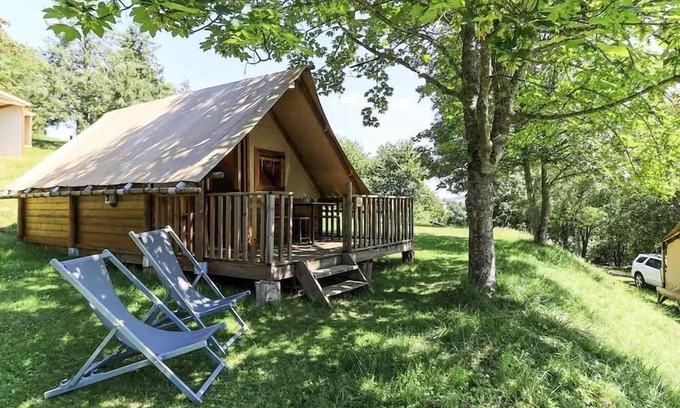 Saint-Point Maison | Flower Camping du Lac de Saint Point Lamartine - Saône et Loire - Southern Burgundy * - Premium mobile home 35m² - 3 bedrooms - Castle view - covered terrace for 6 people