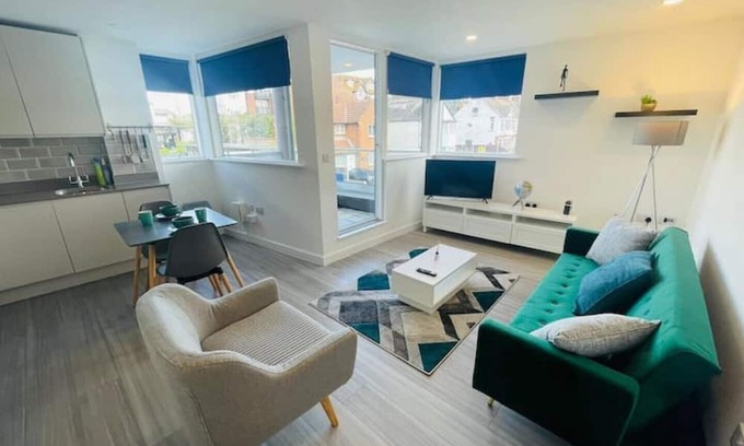 Isle of Grain Appartement | Leigh Broadway Apartment With Parking & Balcony