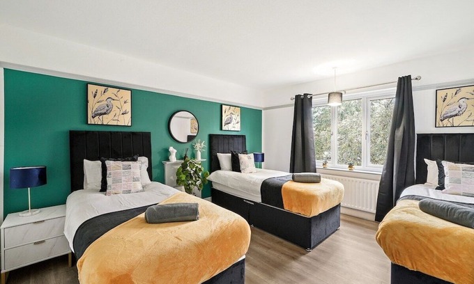 Forest Fields Maison | Stylish 4 Bed House in Nottingham - sleeps 15