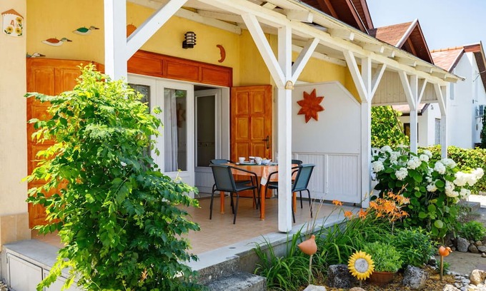 Balatonszarszo Maison | Stunning villa for 5 people with TV, patio and parking