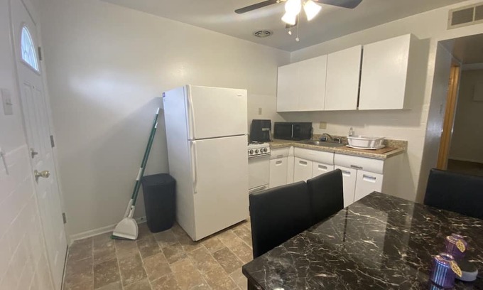 Florissant Appartement | Quiet cozy apartment right off the highway! Next to 3 shopping plaza’s!
