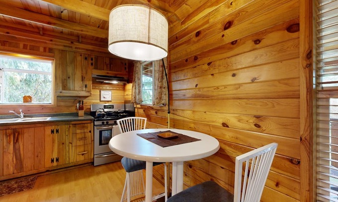 Marmot Cabine | Secluded cabin with pond views, streaming, W/D, & partial AC - dog-friendly