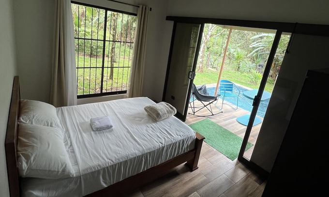 San Isidro de Grecia Cabine | EcoSky "Tranquil Retreat Near La Fortuna: Private Pool, Lake Access, and More!"