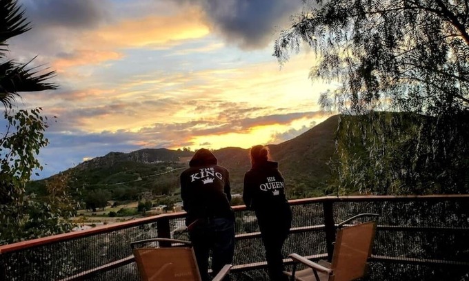 Lake Wohlford Maison | Beautiful luxurious house looking at canyon and mountains, gorgeous sunset.
