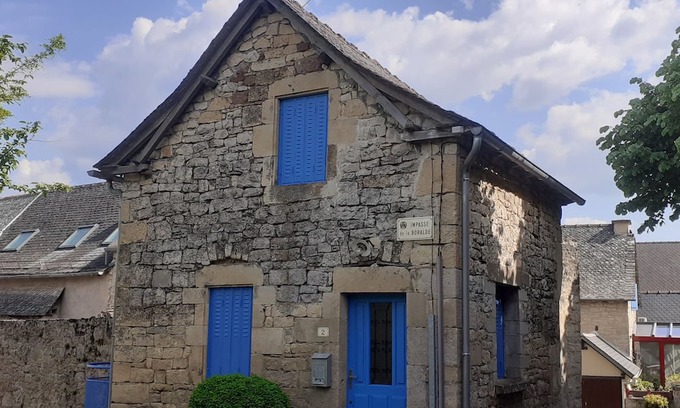 Mondalazac Maison | La Petite Maison Bleue du Grand Mas
