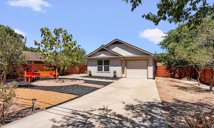 Georgetown Maison | Dog-friendly home in downtown Georgetown with firepit, deck, grill, cornhole, AC