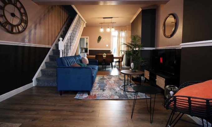 Abertillery Maison | Cosy 3BR Home| Scenic Views| Ideal for Walks & Work
