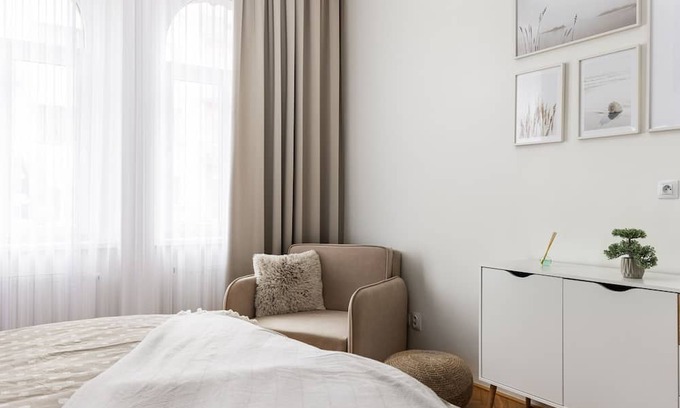 Palmovka Appartement | City Buzz Apartment - O2 Arena - Sleeps 6