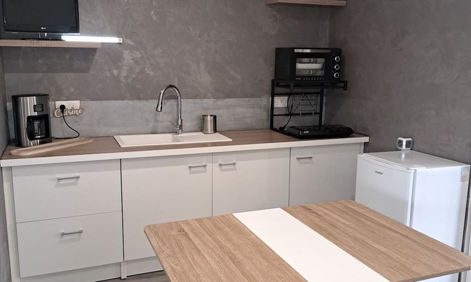 Pouilly-les-Nonains Lit Et Petit-Déjeuner | GINGKO room with kitchen, bathroom, WC and exterior