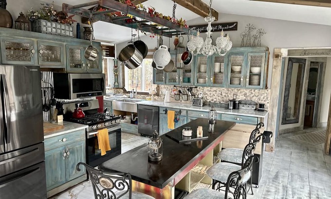 Boston Heights Maison | The Brupoppy Farm & Stay is farm located in the heart of Boston Heights Ohio.