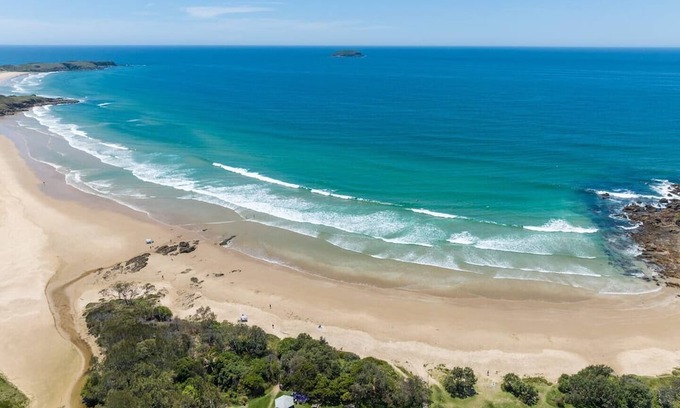 Emerald Beach Maison | Emerald Views 3- Jaw dropping ocean and island views , 200m to beach