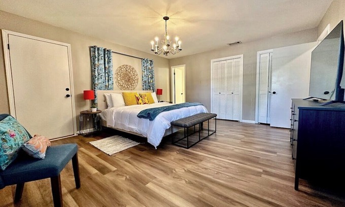 Reservoir Maison | Near it all! 2700 SqFt 1-level w/4 Comfy Kings!