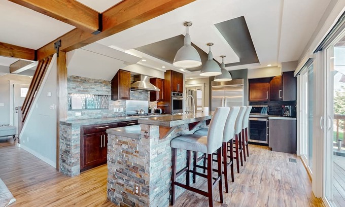 Bellingham Maison | Stunning mountain view home on 10 acres with a washer/dryer