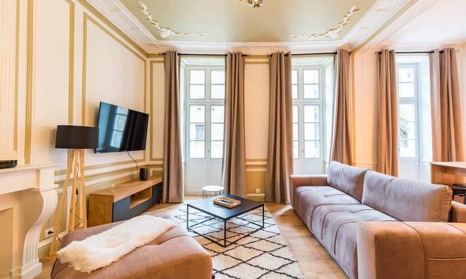 Guingamp Appartement | Logement D'exception : 10 Chambres et Babyfoot