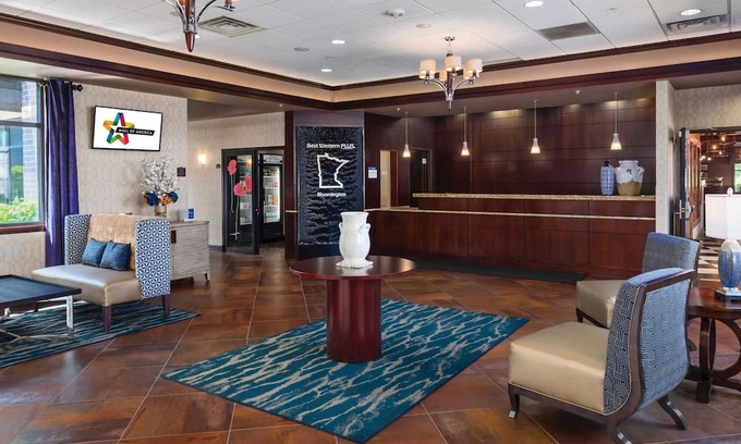 South Loop Maison | Adventure & Relaxation: Stylish Rooms with Pool & Fitness Center
