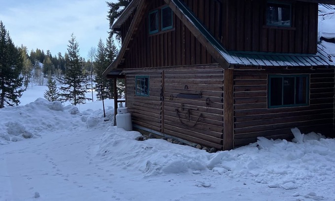 Merritt Cabine | Rustic Small Cabin