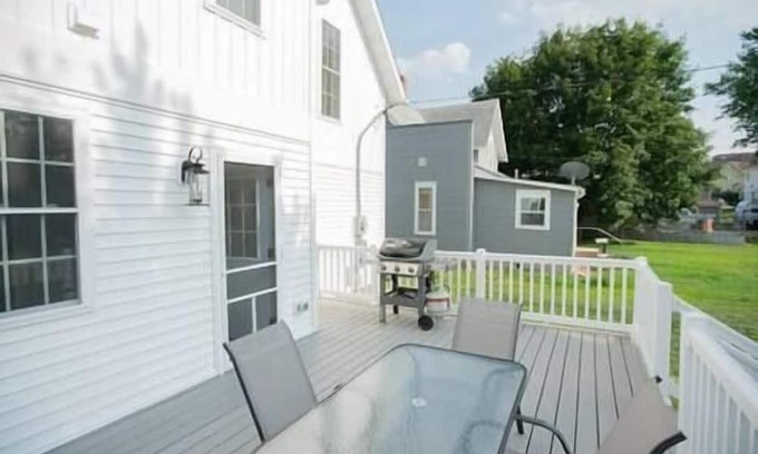 Maquoketa Maison | Eliza Cottage: Restored 1885 Queen Anne
