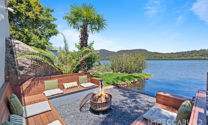Central Coast Council Maison | Discover Your Riverside Retreat: Modern Comforts, Private Jetty, & Scenic Views!