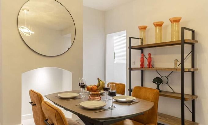 Coalville Maison | Sparkenhoe - Stunning home with garden & parking