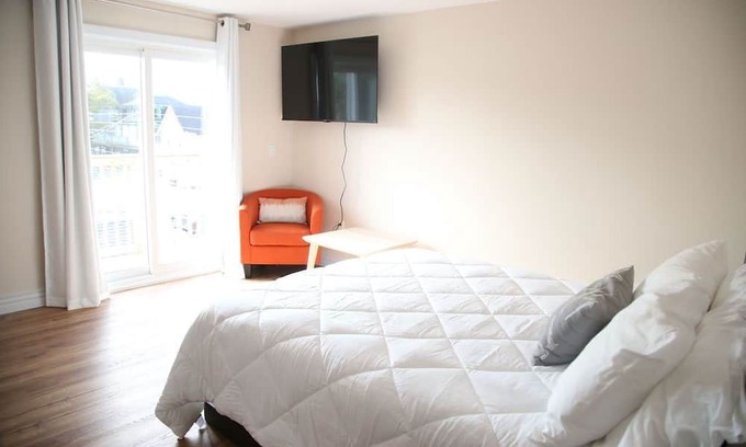 Shelburne Maison | In the heart of Shelburne with beautiful views including the Shelburne Harbour